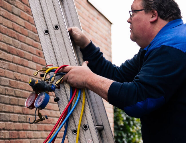 Monteur installeert airco